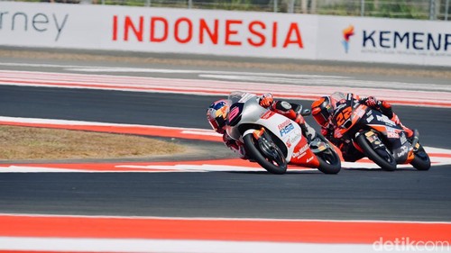 Veda Ega Pratama yang membela Honda Team Asia saat menjalani sesi latihan bebas di Sirkuit Mandalika, Jumat (9/10/2026).