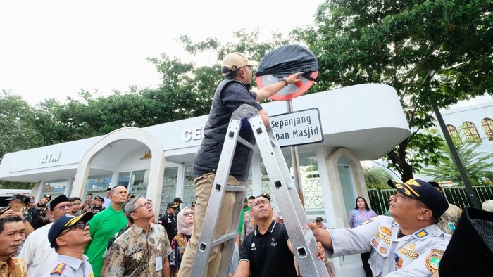 Pemkot Solo melakukan sterilisasi parkir masjid zayed sisi barat di Masjid Zayed Solo, Jumat (9/10/2026).