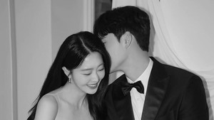 Dia gak ngasih tahu identitas calon suami, tapi dalam foto dia memamerkan sosok pasangannya meski gak dari depan. (Foto: dok. Instagram @yudong_0214)