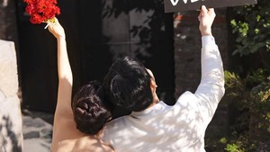 Selama ini aku selalu merasa aku bisa hidup berani dan mandiri, tapi bertemu dengan orang yang selalu menyemangatiku seperti anaknya sendiri, membuatku merasa dicintai setiap hari. Dia memberikan rasa nyaman dan aman setiap kali kami bersama, lanjut Yujeong. (Foto: dok. Instagram @yudong_0214)