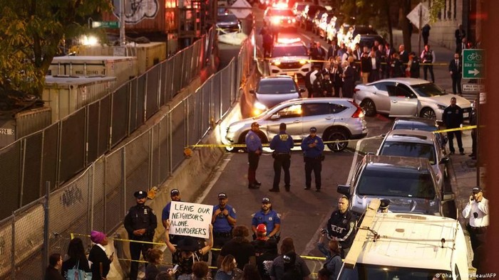 Beberapa pejabat di Kota New York menuntut jawaban dan tindakan menyusul peristiwa penembakan tersebut (Charly Triballeau/AFP)