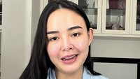 Aku memang mintanya tas kecil sih, dan dikasih dong. Tapi kayaknya aku underestimate sih isinya, coba deh lihat isinya, ungkap Amanda Manopo dilihat detikcom, hari ini. Foto: dok TikTok Amanda Manopo