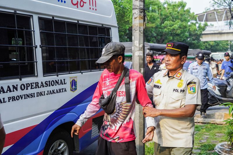 Anggota DPRD DKI Jakarta, Hardiyanto Kenneth Sedang Memberikan Arahan Kepada Jajaran Petugas Gabungan Sebelum Melakukan Penertiban PPKS di Jakarta Barat. Foto. Dok: DPRD DKI.