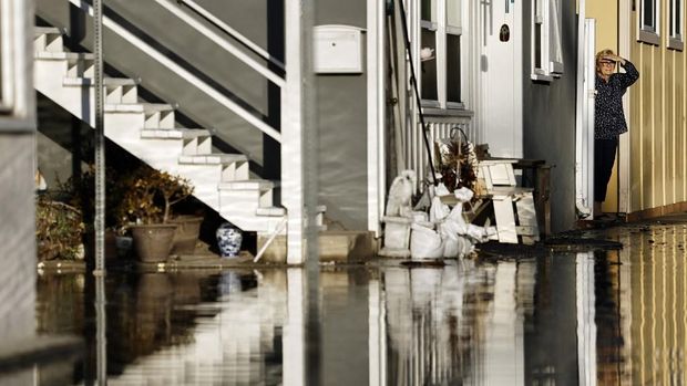Area permukiman di California digenangi banjir air laut saat badai Rachel memicu gelombang dahsyat