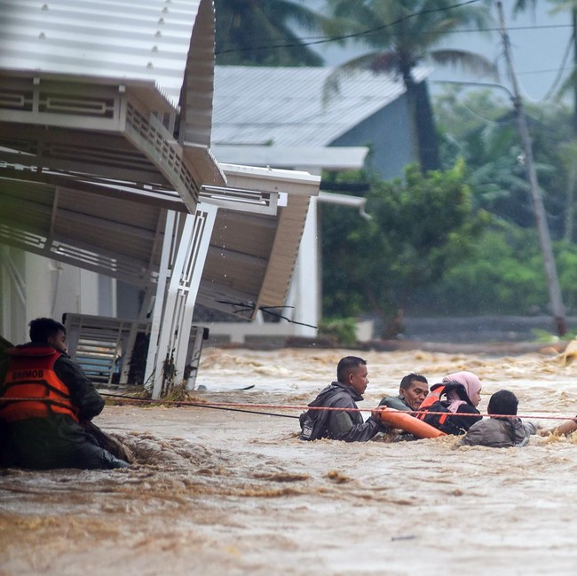 Hujan Deras Picu Banjir di Padang, Warga Dievakuasi