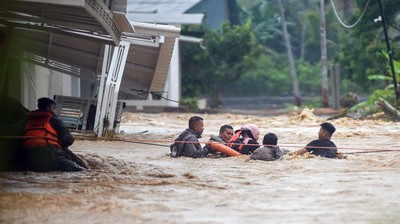 Hujan Deras Picu Banjir di Padang, Warga Dievakuasi