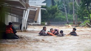 Hujan Deras Picu Banjir di Padang, Warga Dievakuasi
