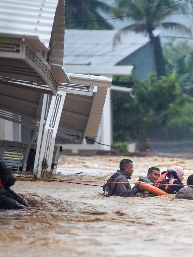 Hujan Deras Picu Banjir di Padang, Warga Dievakuasi