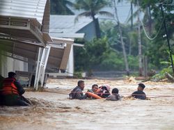 Penampakan Banjir Terjang Kota Padang, Sejumlah Warga Terjebak
