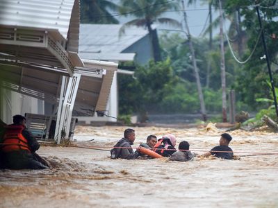 Hujan Deras Picu Banjir di Padang, Warga Dievakuasi
