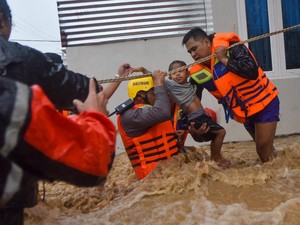 Video: Momen Tim SAR Evakuasi Puluhan Warga Terjebak Banjir di Padang