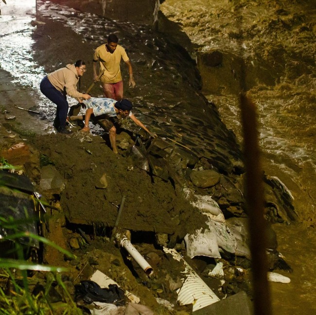 Banjir Terjang Medellin, Warga Berjuang Selamatkan Barang dari Lumpur