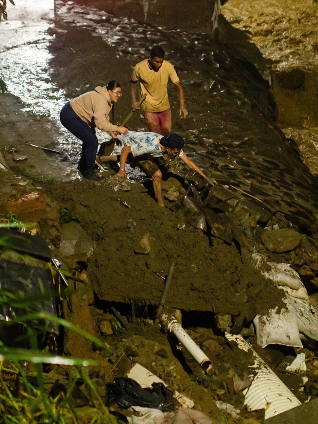 Banjir Terjang Medellin, Warga Berjuang Selamatkan Barang dari Lumpur