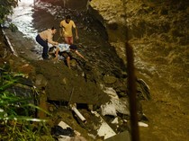 Banjir Terjang Medellin, Warga Berjuang Selamatkan Barang dari Lumpur