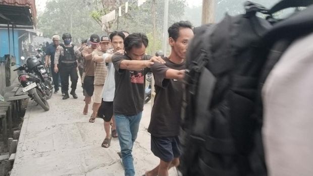 Belasan orang dibekuk dari penggerebekan kampung narkoba Palangka Raya. (dok Polda Kalteng)
