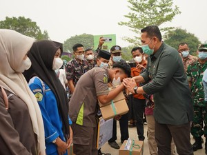 Bupati Merangin Serahkan Bantuan Pendidikan untuk 465 Siswa Kurang Mampu