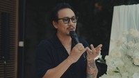 Kita ditelepon dadakan seolah-olah bercanda. Kita tidak diberikan alamat, tidak diberikan waktunya jam berapa, kata Vincent Rompies memberikan kata sambutan. Foto: Instagram @dikta dan @rchelcia