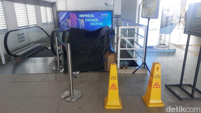 Eskalator Stasiun Duri masih dalam perbaikan, Sabtu (10/10/2026).