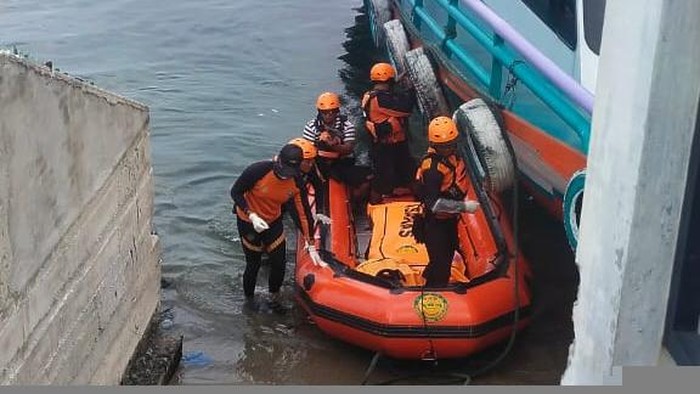 Evakuasi jasad pria yang ditemukan tewas di Danau Toba. (Istimewa)