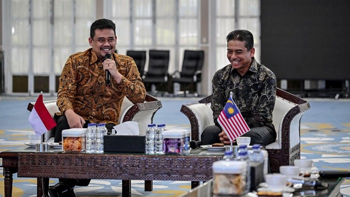 Foto : Gubernur Sumatera Utara (Gubsu) Bobby Nasution bersama Duta Besar Malaysia untuk Indonesia, Dato Muzafar Shah Mustafa di Aula Tengku Rizal Nurdin, Medan, Sabtu (10/10/2026). (Dok Diskominfo Sumut).