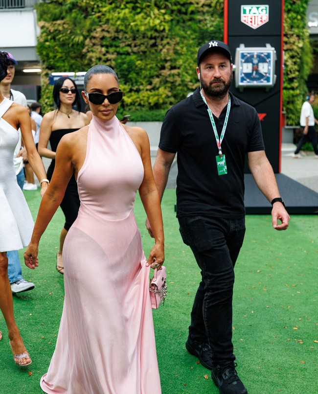 Kim Kardashian Hadiri F1 Singapura Demi Beri Dukungan Langsung untuk Lewis Hamilton (3)