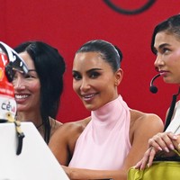 Foto: Gaya Kim Kardashian Tiba di F1 Singapura, Dukung Lewis Hamilton