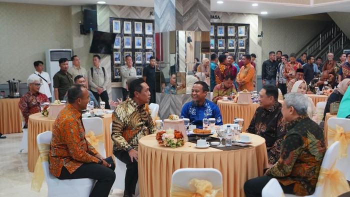Gubernur Sulsel Andi Sudirman Sulaiman menghadiri malam pisah sambut Kapolda Sulsel antara Irjen Djuhandhani Rahardjo Puro dan Irjen M Awal Chairuddin.