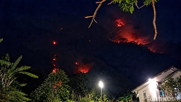 Gunung Jayanti malam ini terlihat memerah imbas kebakaran lahan