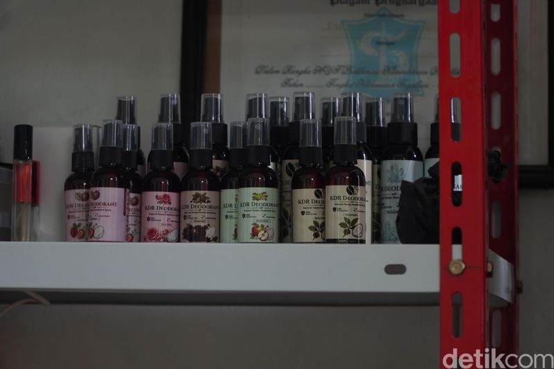 Inovasi Warga Surabaya Pemuda Kedungdoro Sulap Balai RT Jadi Tempat Produksi Parfum