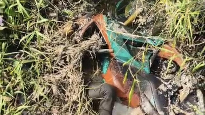 Jenazah pria bersama motor CBR-nya yang ditemukan di sebuah parit, nyaris tertutup semak dan rumput, di Sidoarjo.