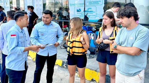 JPN Kejari Manggarai Barat memberi sosialisasi pos pelayanan hukum gratis kepada wisatawan di pelabuhan Marina Labuan Bajo, Manggarai Barat, NTT, Sabtu (10/10/2026). (Dok. Kejari Manggarai Barat)