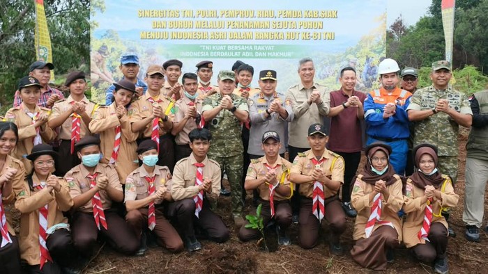 Gerakan Hijau TNI-Polri dan Warga Riau Tanam Ribuan Pohon Cegah Karhutla (2)