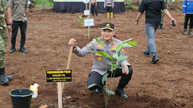 Gerakan Hijau TNI-Polri dan Warga Riau Tanam Ribuan Pohon Cegah Karhutla (4)