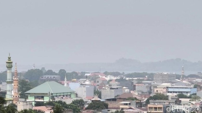 Kabut asap akibat karhutla menyelimuti Parepare, Sulsel, meningkatkan kasus ISPA hingga 15%.
