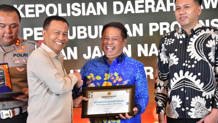 Kadishub Jatim Nyono menerima penghargaan dari Kemenhub di Surabaya.