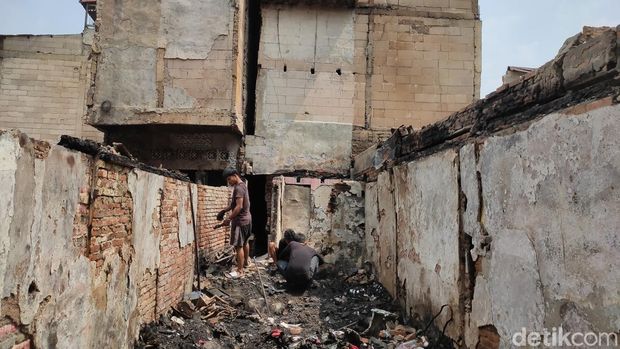 Kebakaran melanda permukiman di Kelurahan Kramat, Kecamatan Senen, Jakarta Pusat. Warga masih membersihkan sisa puing bangunan yang terbakar pagi ini. (Mulia/detikcom) Kebakaran melanda permukiman di Kelurahan Kramat, Kecamatan Senen, Jakarta Pusat. Warga masih membersihkan sisa puing bangunan yang terbakar pagi ini. (Mulia/detikcom)