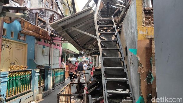 Kebakaran melanda permukiman di Kelurahan Kramat, Kecamatan Senen, Jakarta Pusat. Warga masih membersihkan sisa puing bangunan yang terbakar pagi ini. (Mulia/detikcom) Kebakaran melanda permukiman di Kelurahan Kramat, Kecamatan Senen, Jakarta Pusat. Warga masih membersihkan sisa puing bangunan yang terbakar pagi ini. (Mulia/detikcom)