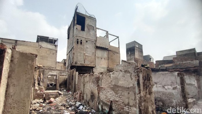 Kebakaran melanda permukiman di Kelurahan Kramat, Kecamatan Senen, Jakarta Pusat. Warga masih membersihkan sisa puing bangunan yang terbakar pagi ini. (Mulia/detikcom)