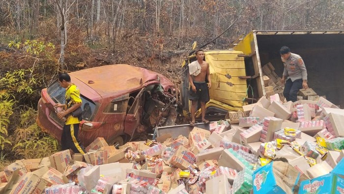 Kecelakaan maut di Jalan Trans Papua, Merauke, melibatkan mobil Daihatsu Terios dan dump truck.