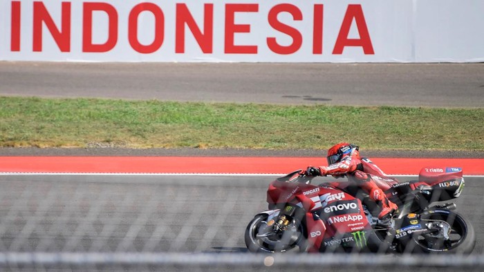 Pembalap Ducati Lenovo Team Marc Marquez memacu kecepatan sepeda motornya saat sesi Sprint Race MotoGP, Pertamina Grand Prix of Indonesia 2026 di Sirkuit Internasional Pertamina Mandalika, Lombok Tengah, NTB, Sabtu (10/10/2026). Marquez memperoleh kemenangan perdananya di Mandalika dengan catatan waktu 19 menit 37,12 detik. ANTARA FOTO/M Agung Rajasa/nz *** Local Caption ***