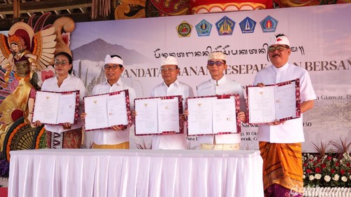 Kerja sama penyelenggaraan dan implementasi kawasan rendah emisi Kerthi Bumi Satwika 20262030 diteken Gubernur Bali Wayan Koster dan empat pemda di Pantai Purnama, Gianyar, Sabtu (10/10/2026).