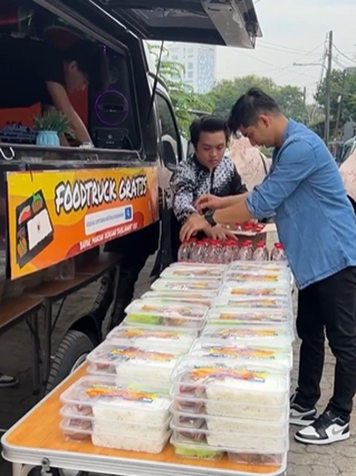 Keseruan Teuku Ryan saat Kulineran, Makan Nasi Padang hingga Macaroon! Keseruan Teuku Ryan saat Kulineran, Makan Nasi Padang hingga Macaroon!