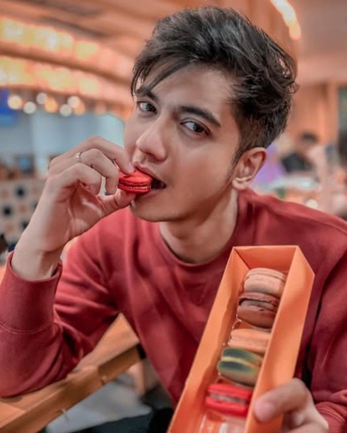 Keseruan Teuku Ryan saat Kulineran, Makan Nasi Padang hingga Macaroon! Keseruan Teuku Ryan saat Kulineran, Makan Nasi Padang hingga Macaroon!