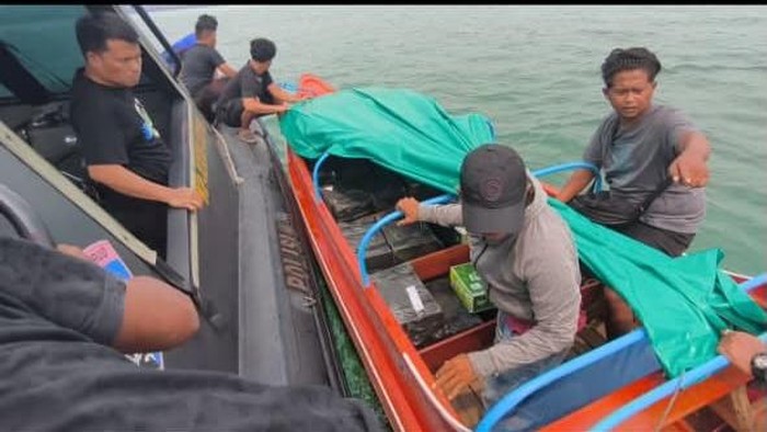 Keterangan Foto:  -Ditpolairud Polda Kepri mengamankan speedboat kayu bermuatan 60 karton bir ilegal. (Dok Ditpolairud)