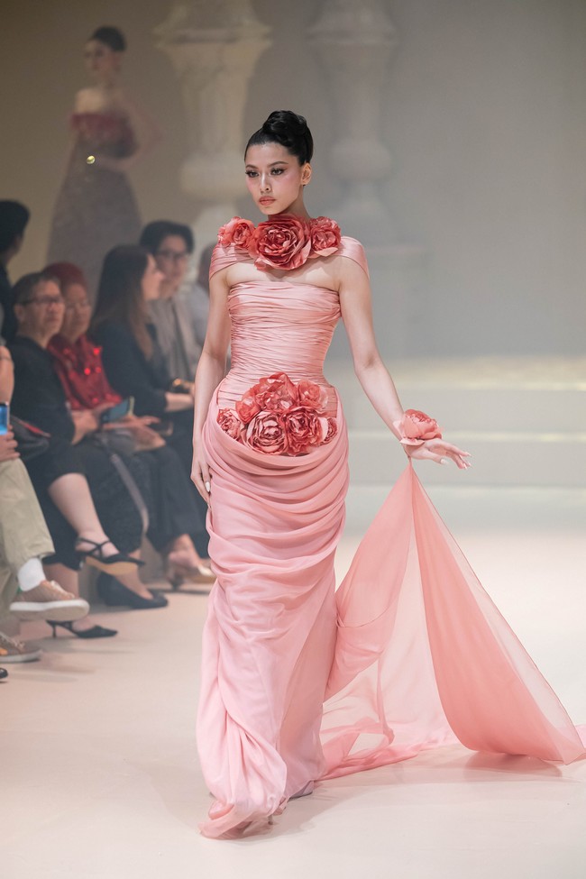 Gaun tersebut merupakan bagian dari koleksi yang ditampilkan Yogie saat Langham Fashion Soiree 2026 di Jakarta pada Agustus lalu. Dalam keterangan tertulis, Yogie mengungkapkan inspirasinya berakar pada interpretasi modern terhadap gaya busana era 1950-an. (Foto: Dok. Yogie Pratama)