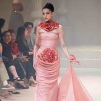 Gaun tersebut merupakan bagian dari koleksi yang ditampilkan Yogie saat Langham Fashion Soiree 2026 di Jakarta pada Agustus lalu. Dalam keterangan tertulis, Yogie mengungkapkan inspirasinya berakar pada interpretasi modern terhadap gaya busana era 1950-an. (Foto: Dok. Yogie Pratama)