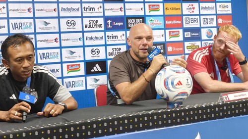 Konferensi pers pelatih Bali United, Johnny Jansen, didampingi Jort van der Sande seusai melawan Persijap Jepara di Stadion Kapten I Wayan Dipta, Sabtu (10/10/2026). (Krisna Pradipta/detikBali)