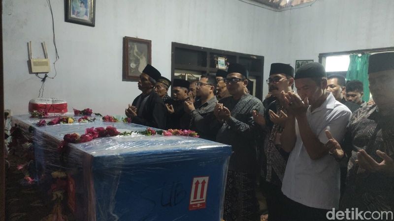 Korban KM Virgo Transport 8 Setelah Hampir Sebulan, Jenazah Ponco Korban KM Virgo Tiba di Banyuwangi