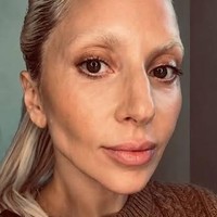 Lady Gaga Bagikan Tips Makeup di Rumah, Cincin Tunangan Rp 18 M Bikin Salfok