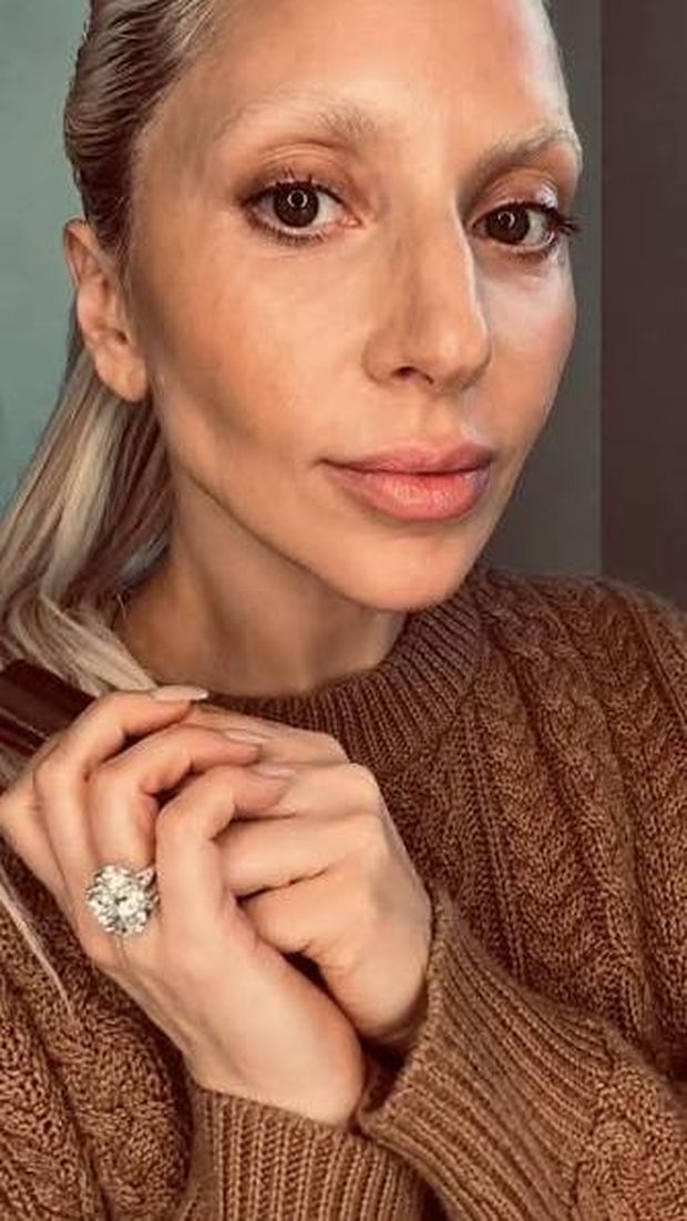 Kilau Cincin Rp 18 Miliar Lady Gaga Curi Perhatian Publik di Tengah Tutorial Kecantikan Rumahannya (3)